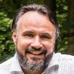 Robert Der Gatte. Kutscher, Navigator mit ausgeprägter Beobachtungsfunktion und Rangiertalent. Zieht die administrativen Fäden im Hintergrund. Hundeversteher, Genussmensch, Bierliebhaber, Gerneesser, Reisejunkie und Hobbyfotograf. Nimmt sich selbst nicht so wichtig. Viellacher und Quatschkopf. Liebt den kalten Wintertag ebenso wie den lauen Sommerabend.